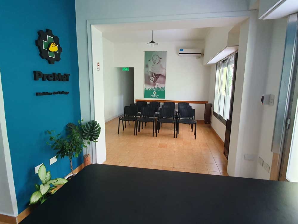 Profesional médico PreMet realizando consulta en laboratorio